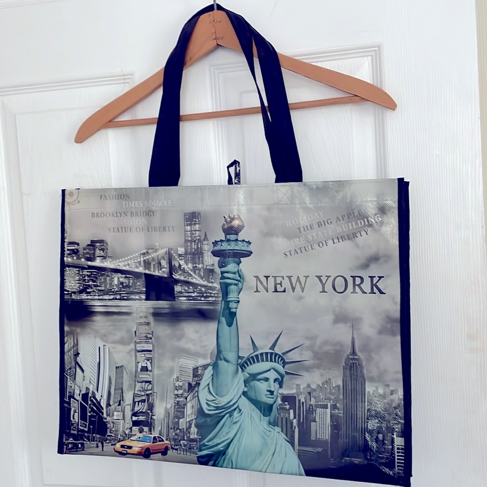 Tote bag. NYC motif. Only 1 use. Sturdy Woven plastic body w cloth handles. ⭐️